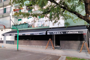 Toldo en taberna de tolosa, gipuzkoa. toldos para hostelería
